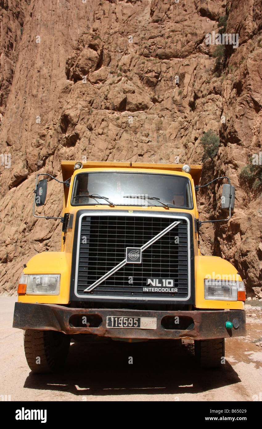 Camion benne excavatrice et réparer la route après les inondations dans les montagnes de l'Atlas Maroc Banque D'Images