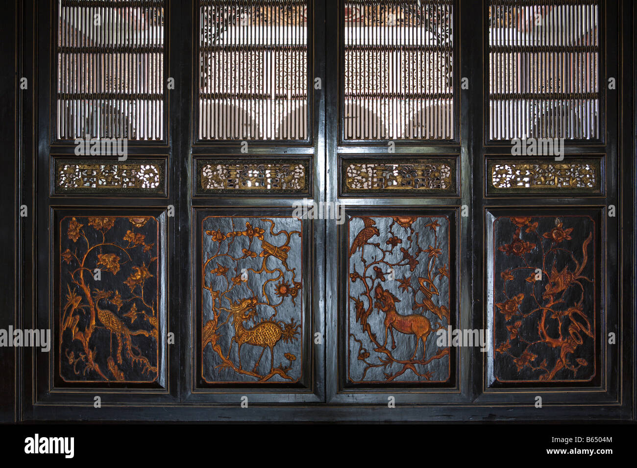 De grandes baies écran sculpté et doré, Cheong Fatt Tze Mansion, Penang, Malaisie Banque D'Images