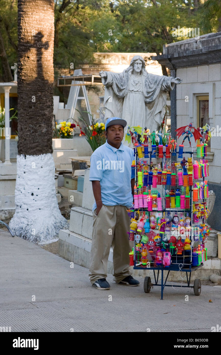 Oaxaca, Mexique. Le Jour des Morts la fête. Vendeur indien vente de rafraîchissements dans le cimetière de San Miguel Banque D'Images