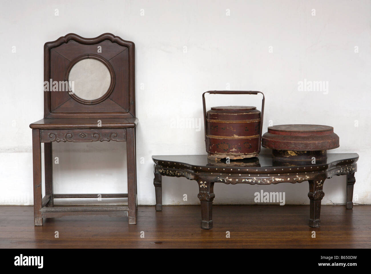 Chaises et tables d'ébène chinois, Cheong Fatt Tze Mansion, Penang, Malaisie Banque D'Images