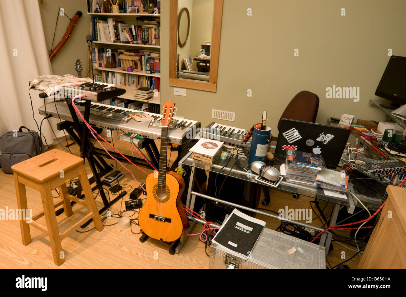 Musicien adolescent salle de musique et home studio d'enregistrement plein  de claviers et d'équipements électroniques, UK Photo Stock - Alamy