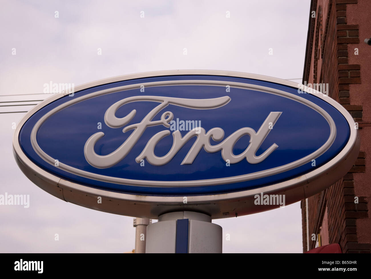 Ford signe au-dessus d'un concessionnaire d'automobiles Banque D'Images