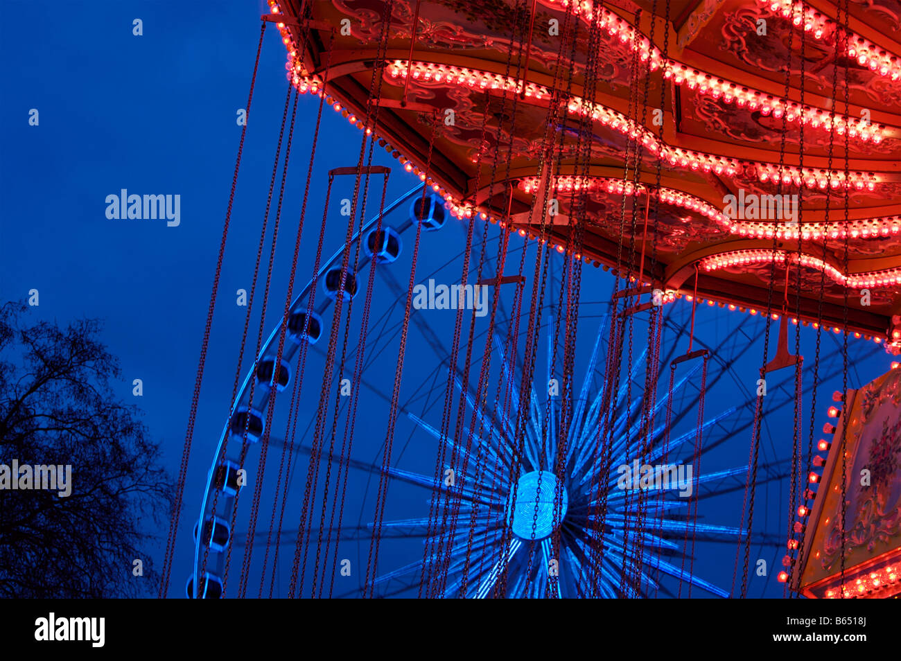 Un manège et Grande Roue Winter Wonderland, Londres Banque D'Images