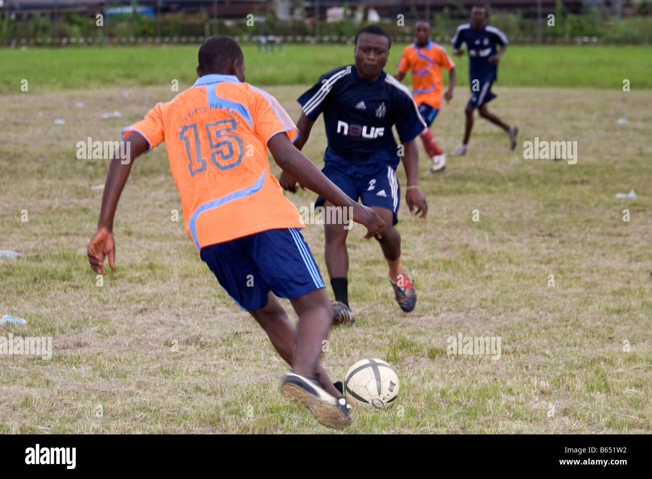 Dribble de football, Douala, Cameroun, Afrique Banque D'Images