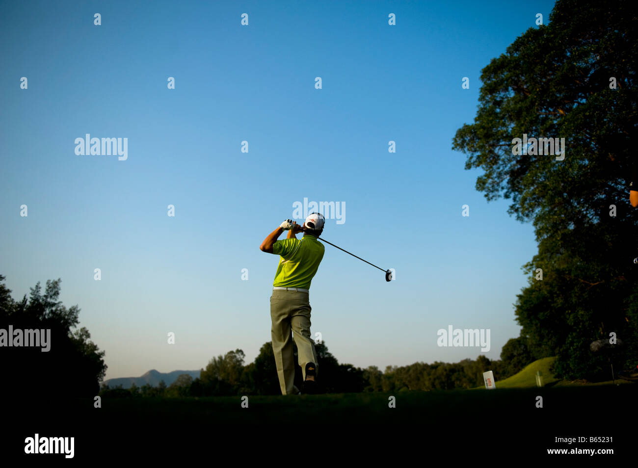 Angelo Que des Philippines fait concurrence regarde son coup de départ au cours de la 50e Golf UBS Hong Kong Open Championship 2008. Banque D'Images