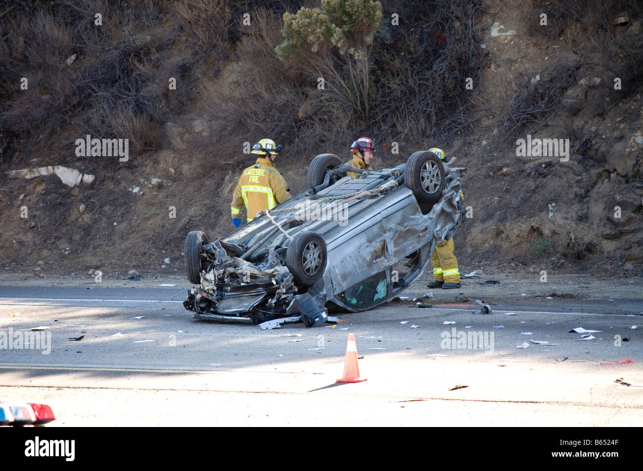 Voiture à l'envers sur l'autoroute Banque D'Images