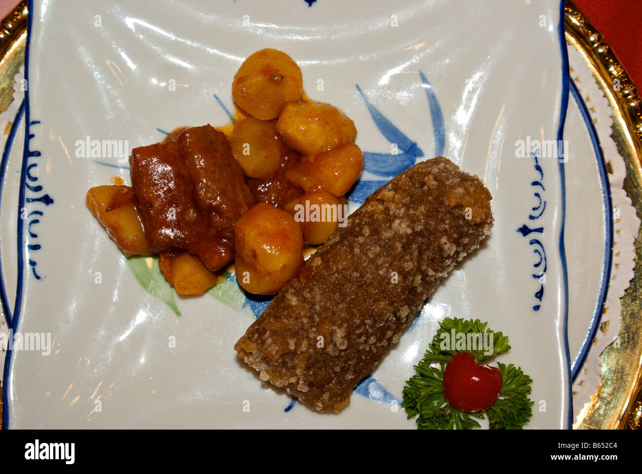 Chataignes D Eau A La Vapeur Avec Sparerib Porc En Sauce Brune Epaisse Et Collante Gateau De Riz Gluant Aperitif Chinois Photo Stock Alamy