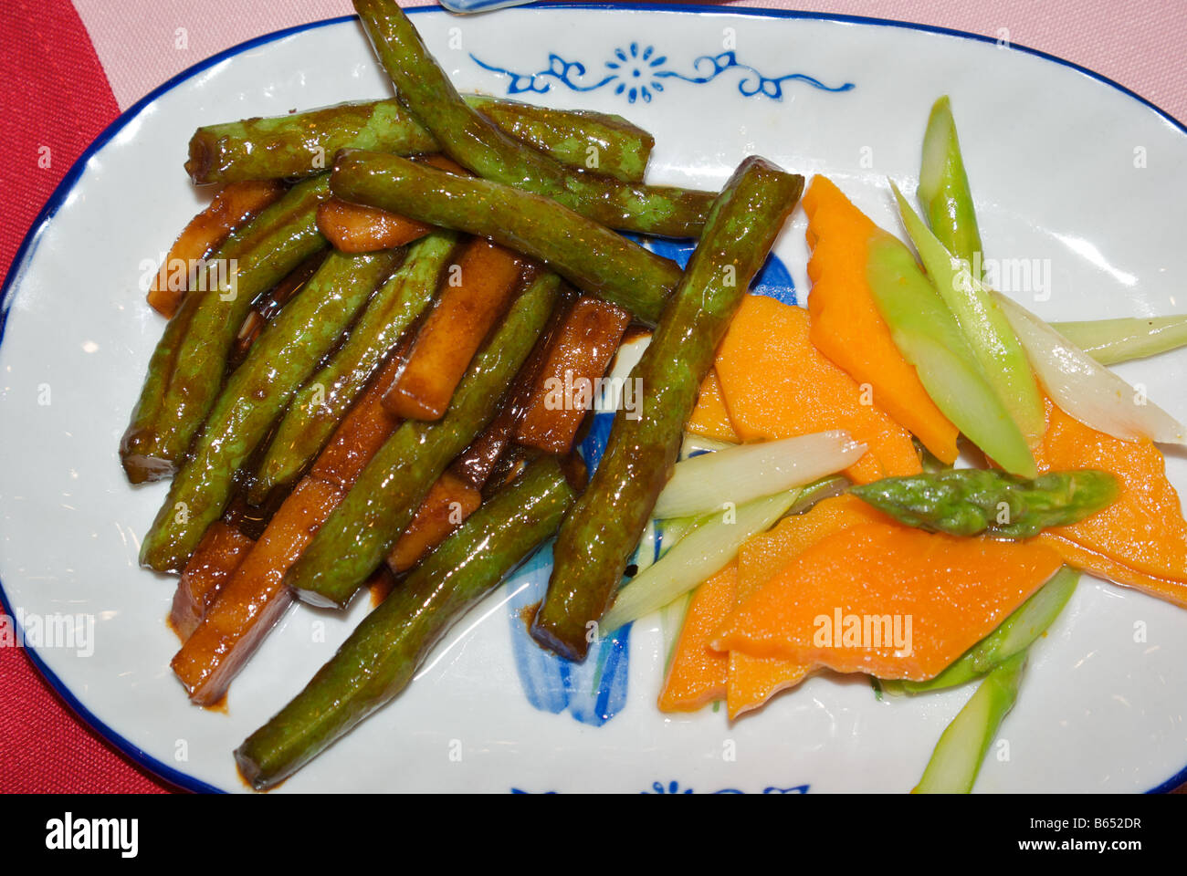 Sauté de haricots verts et les navets en tranches sauce épaisse avec des asperges cuites à la vapeur de légumes potiron oignons assiette Banque D'Images