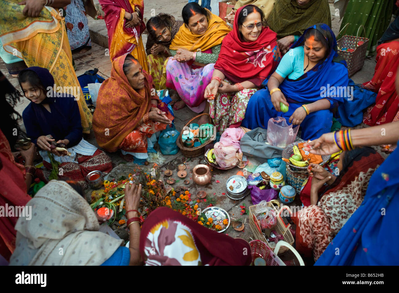 L'Inde, Uttar Pradesh, Varanasi, Gange, Les femmes effectuant un puja, rituel d'offrandes Banque D'Images