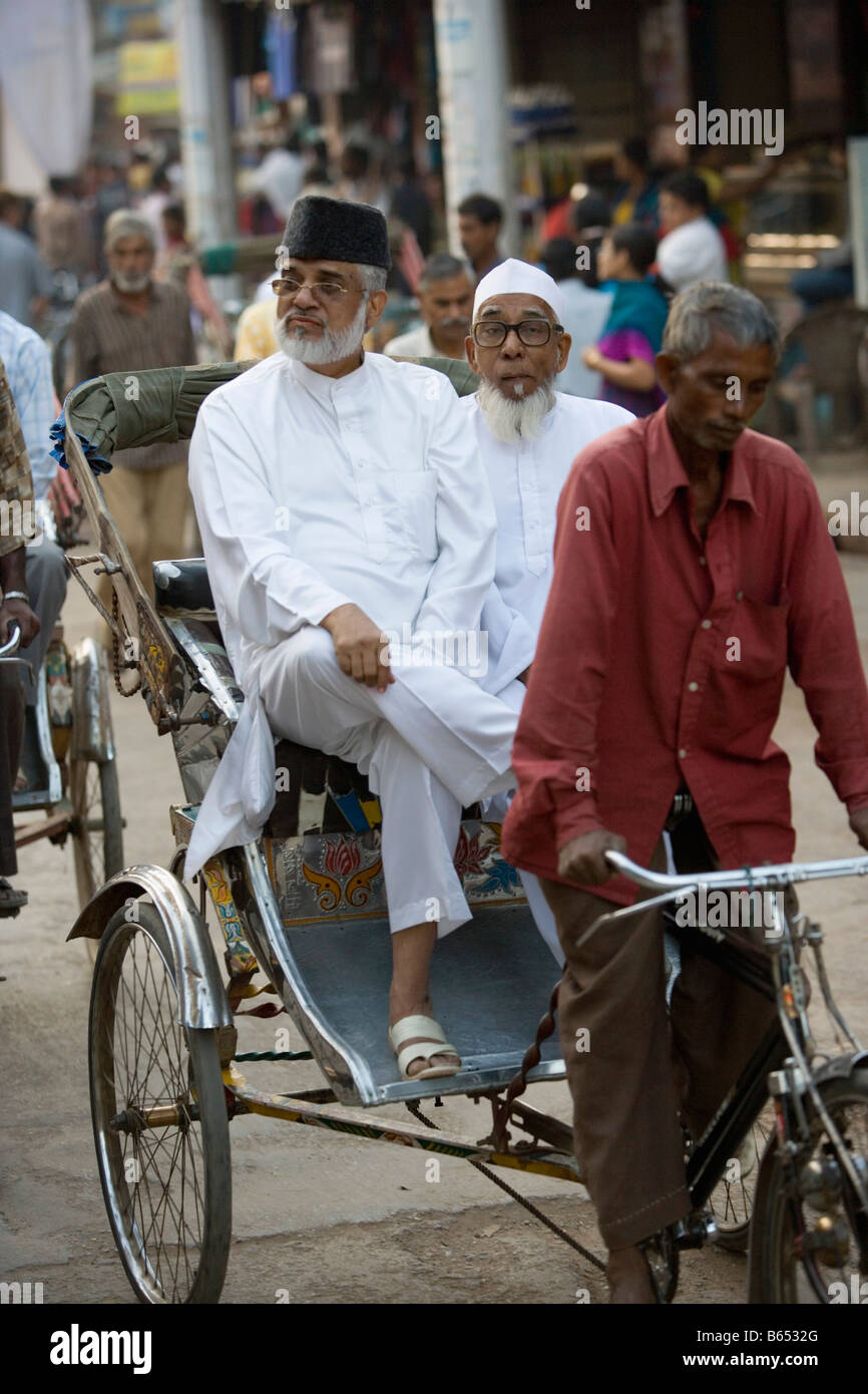 L'Inde, Uttar Pradesh, Varanasi, scène de rue. Moslim hommes dans pedicap ou pousse-pousse à vélo. Banque D'Images