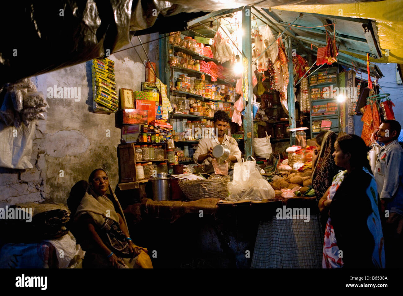 L'Inde, Uttar Pradesh, Varanasi, scène de rue. Shop la nuit. Banque D'Images