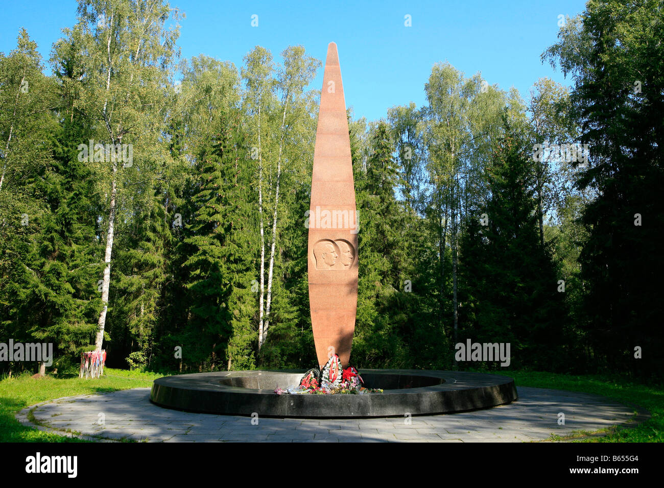 Obélisque marquant l'emplacement où le cosmonaute Youri Gagarine (1934-1968) et d'instructeur de vol, Vladimir Sereguine est écrasé à Novoselovo, Russie Banque D'Images