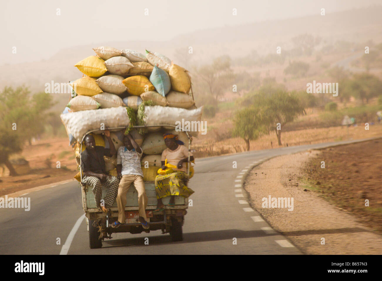 Un camion chargé avec oignons et autres denrées alimentaires voyages la route du nord à Niamey, capitale du Niger. Banque D'Images