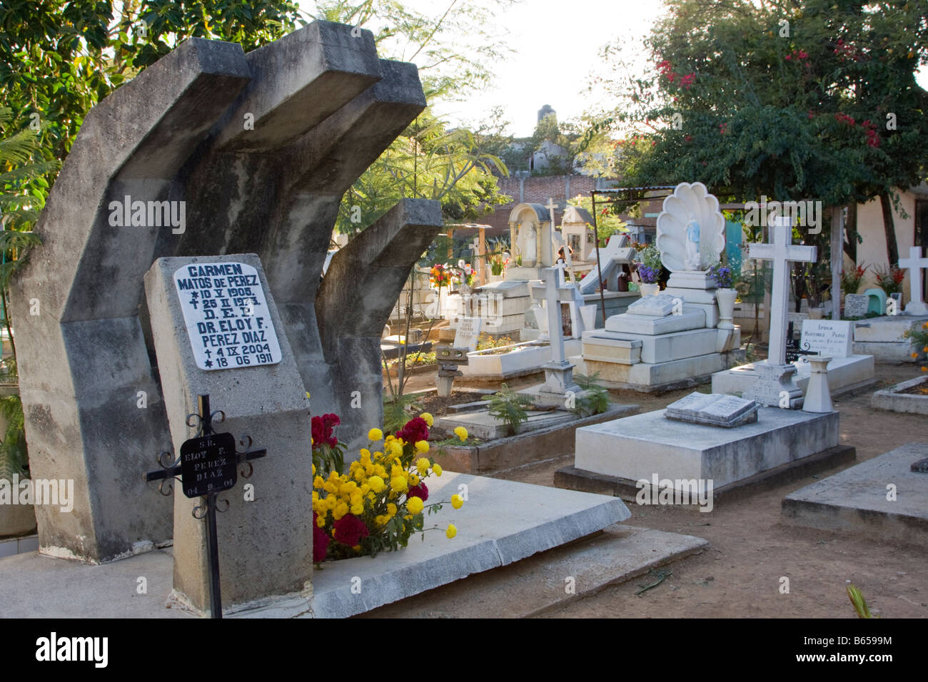 Oaxaca, Mexique. Le Jour des Morts, fête tombe décorée, cimetière de San Miguel Banque D'Images
