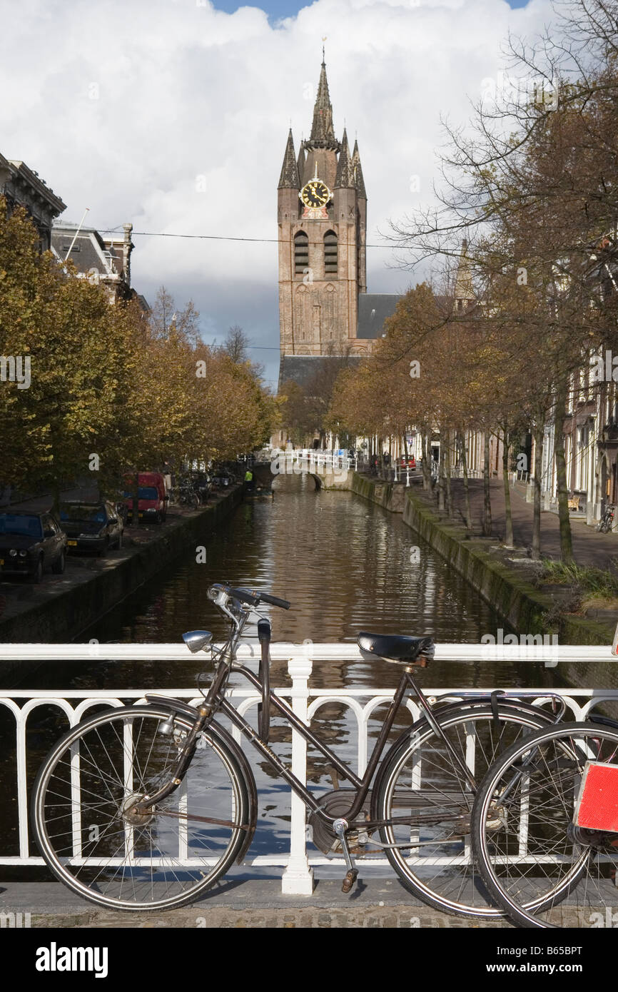 Vue vers le bas en direction du canal de la vieille église Oude Kerk à Delft aux Pays-Bas Banque D'Images