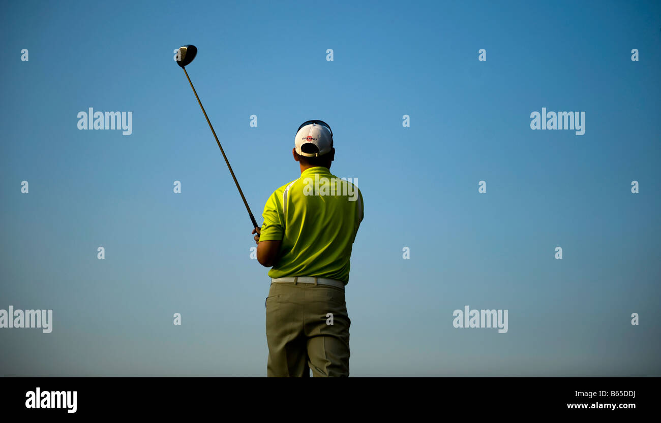 Angelo Que des Philippines fait concurrence regarde son coup de départ au cours de la 50e Golf UBS Hong Kong Open Championship 2008. Banque D'Images