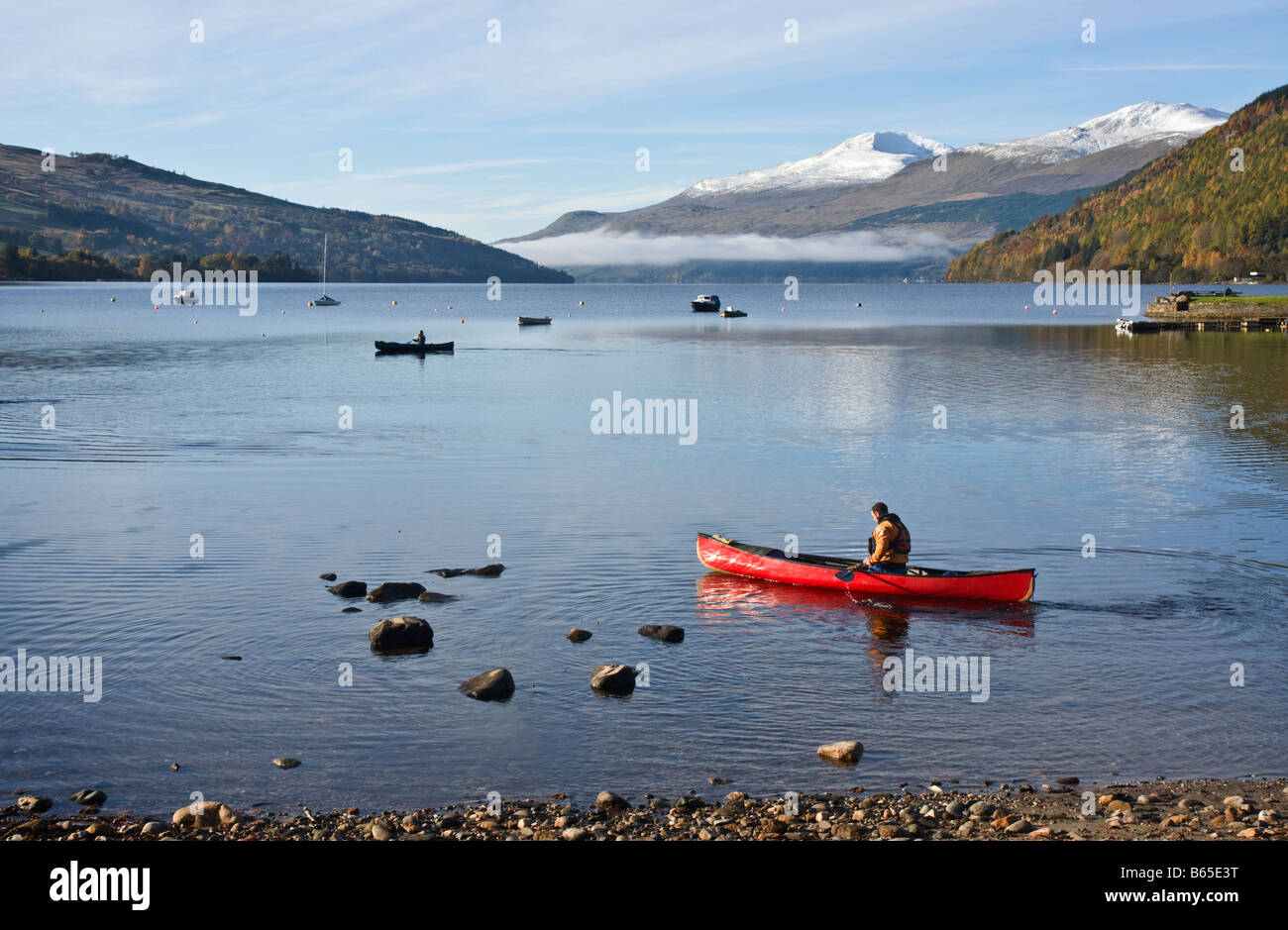 Les canoéistes sur le Loch Tay, en Écosse. Photographié à Kenmore. Banque D'Images