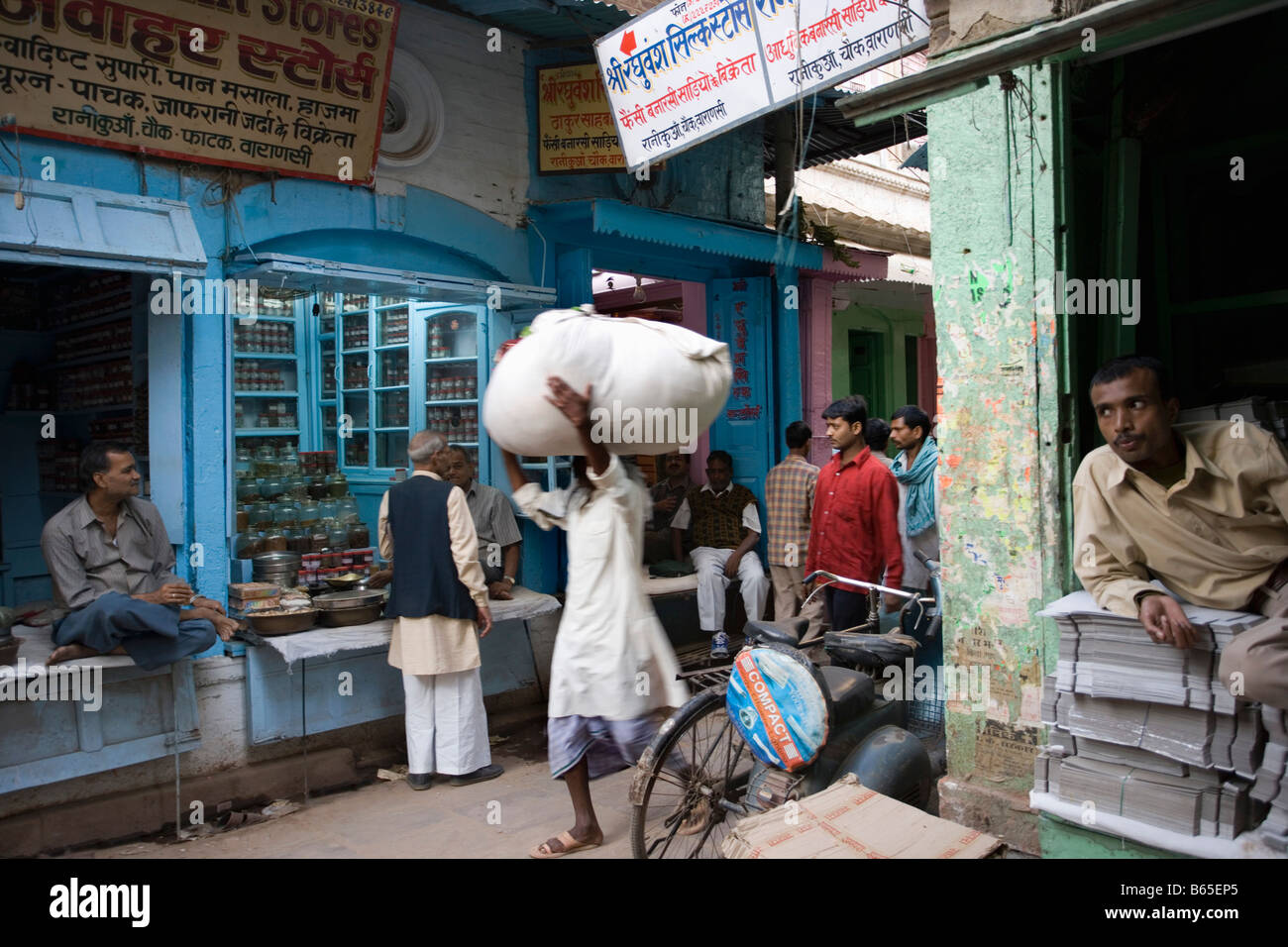 L'Inde, Uttar Pradesh, Varanasi, scène de rue. Verdors. Banque D'Images