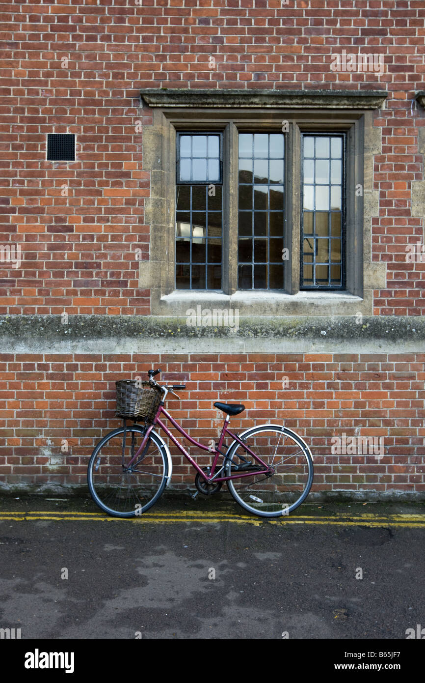 Location garé contre un mur à Cambridge Banque D'Images