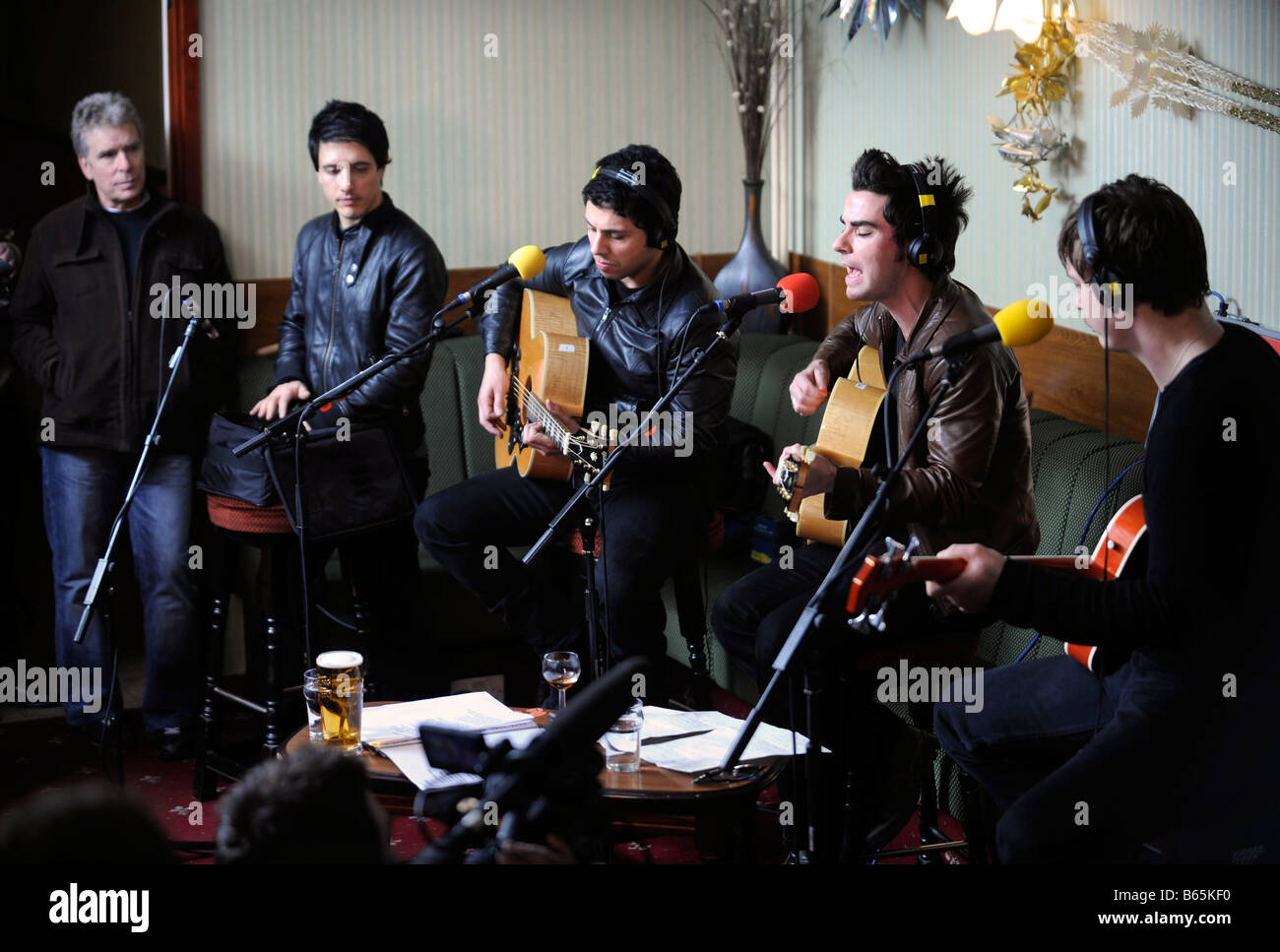 STEREOPHONICS SINGER KELLY JONES AVEC L R JAVIER WEYLER ADAM ZINDANI ET RICHARD JONES DROIT PENDANT UNE PERFORMANCE SPÉCIALE À SA Banque D'Images