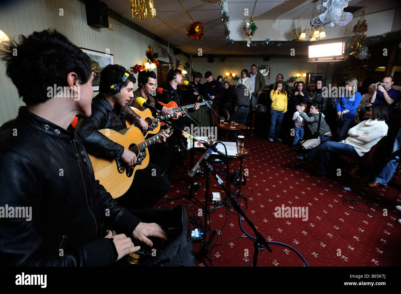 STEREOPHONICS SINGER KELLY JONES AVEC L R JAVIER WEYLER ADAM ZINDANI ET RICHARD JONES DROIT PENDANT UNE PERFORMANCE SPÉCIALE À SA Banque D'Images