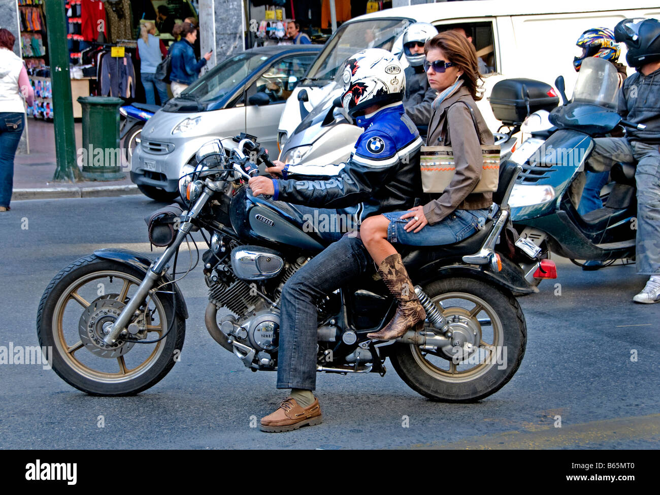 Femme Homme sur une moto grec Athènes Grèce Banque D'Images