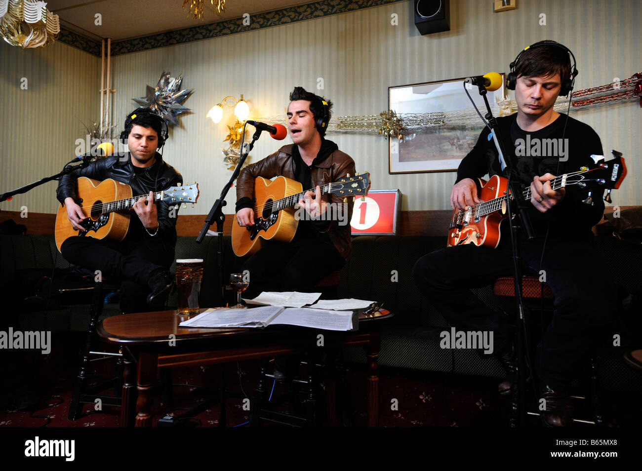 STEREOPHONICS SINGER KELLY JONES AVEC ADAM ZINDANI GAUCHE ET RICHARD JONES À DROITE PENDANT UNE PERFORMANCE SPÉCIALE DE SA VILLE NATALE, MCG Banque D'Images