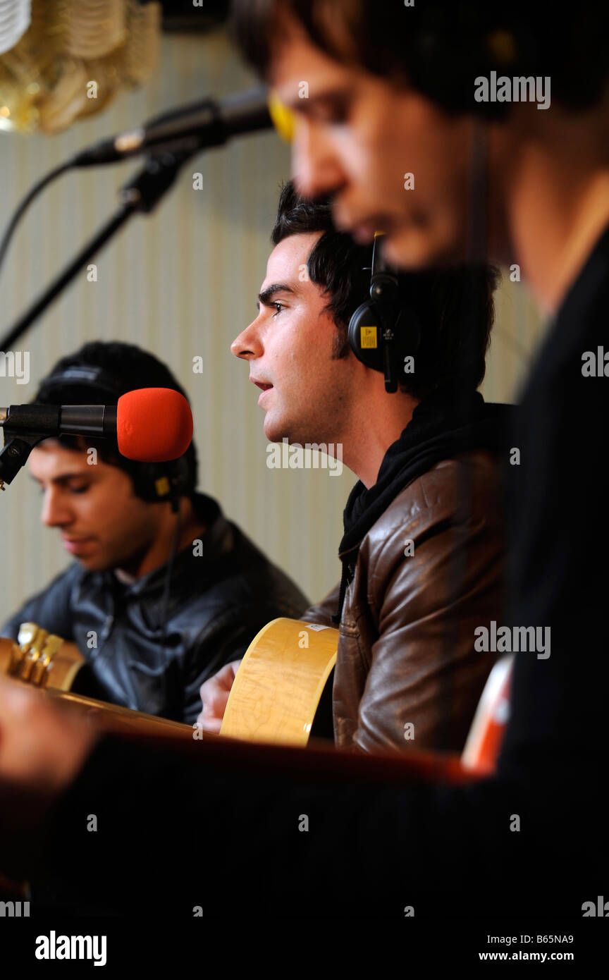 STEREOPHONICS SINGER KELLY JONES AVEC ADAM ZINDANI GAUCHE ET RICHARD JONES À DROITE PENDANT UNE PERFORMANCE SPÉCIALE DE SA VILLE NATALE, MCG Banque D'Images