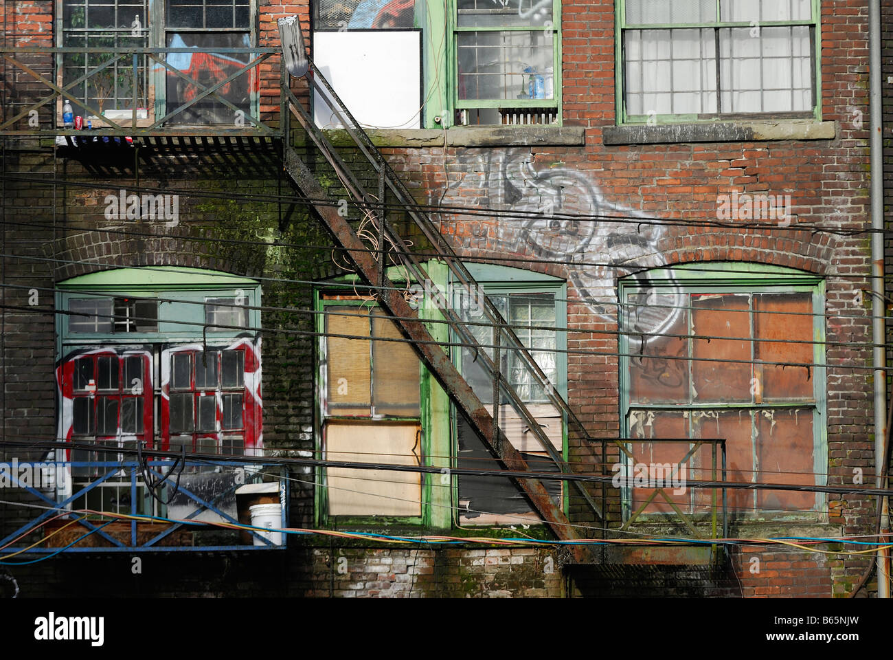 Bâtiment délabré escalier acier rouille avec graffiti dans le centre-ville de vancouver, British Columbia canada Banque D'Images