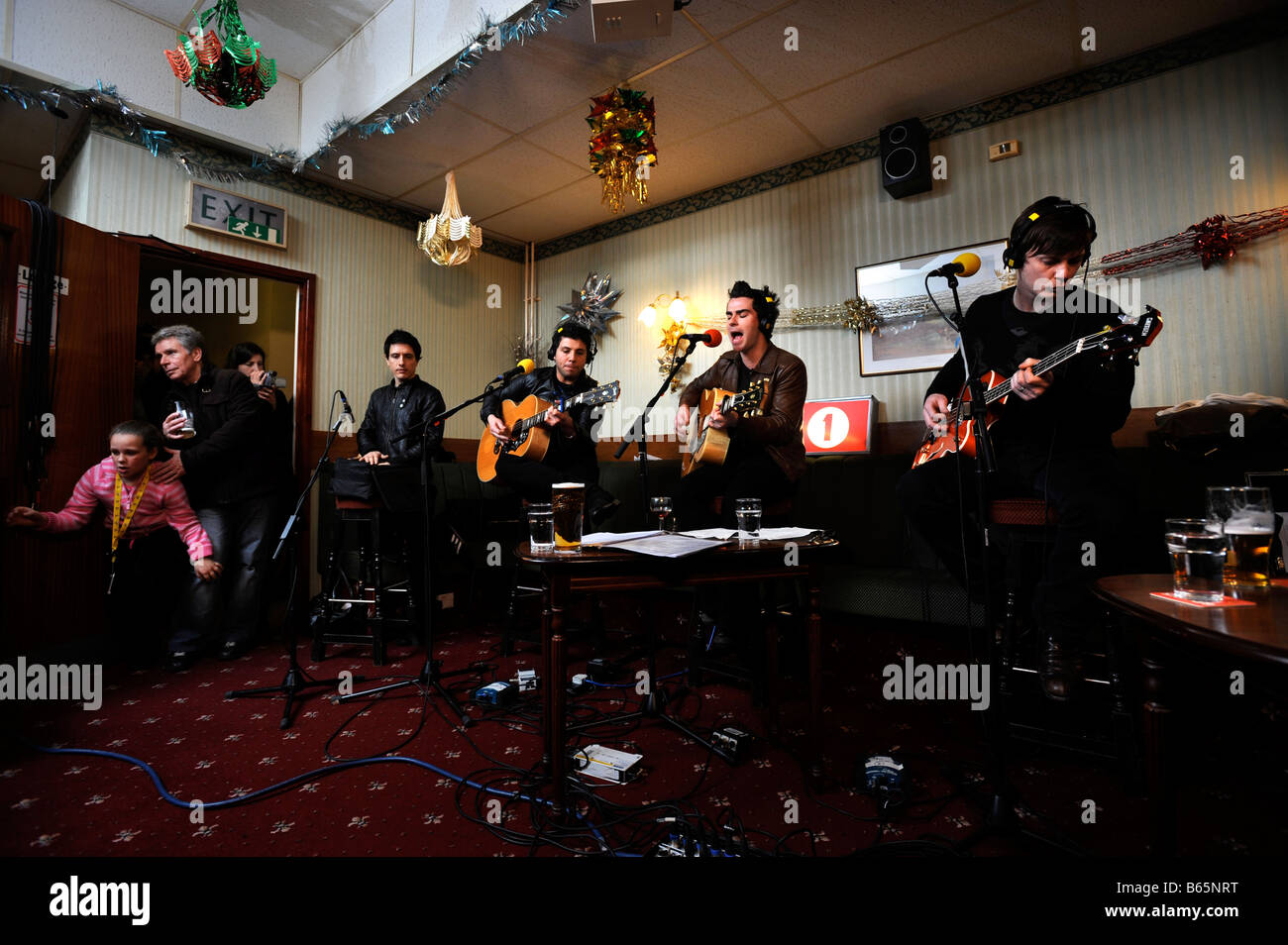 STEREOPHONICS SINGER KELLY JONES AVEC L R JAVIER WEYLER ADAM ZINDANI ET RICHARD JONES DROIT PENDANT UNE PERFORMANCE SPÉCIALE À SA Banque D'Images