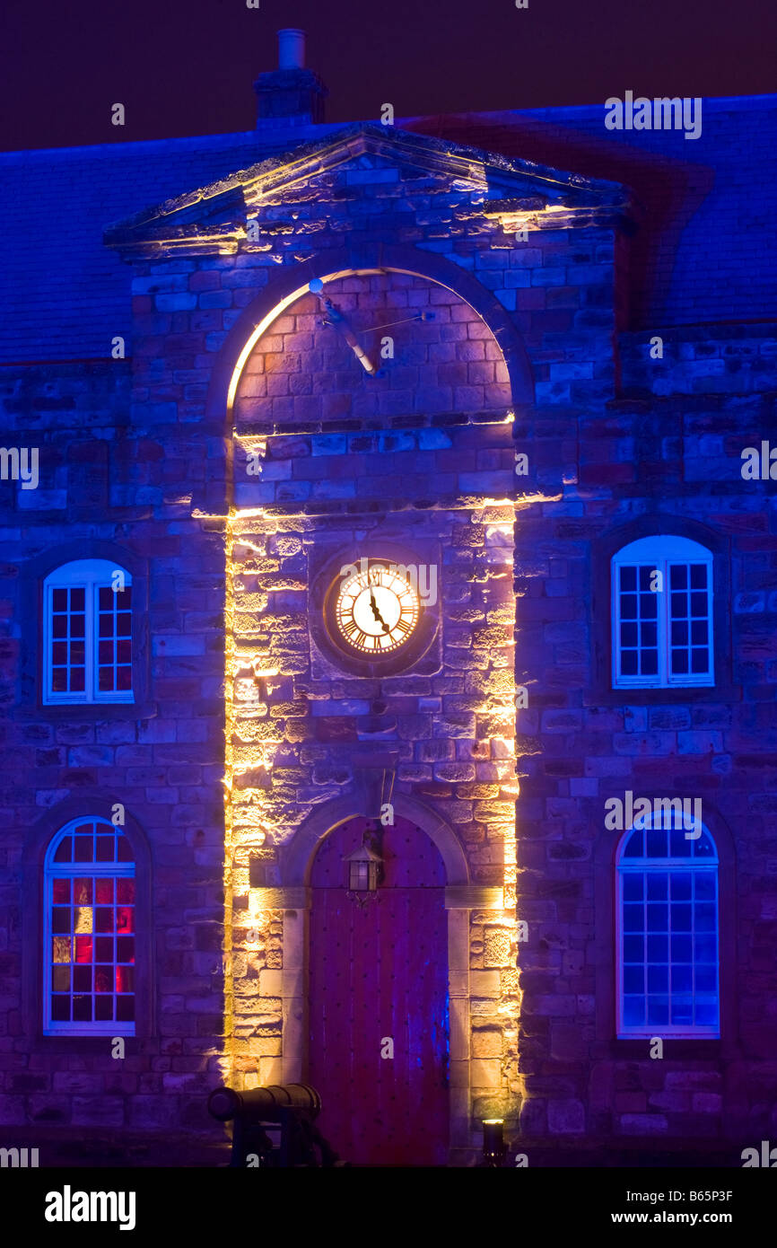 L'horloge de Berwick Barracks allumé dans le cadre de la fête des Lumières 2008 Northumberland, Berwick-upon-Tweed, Angleterre Banque D'Images