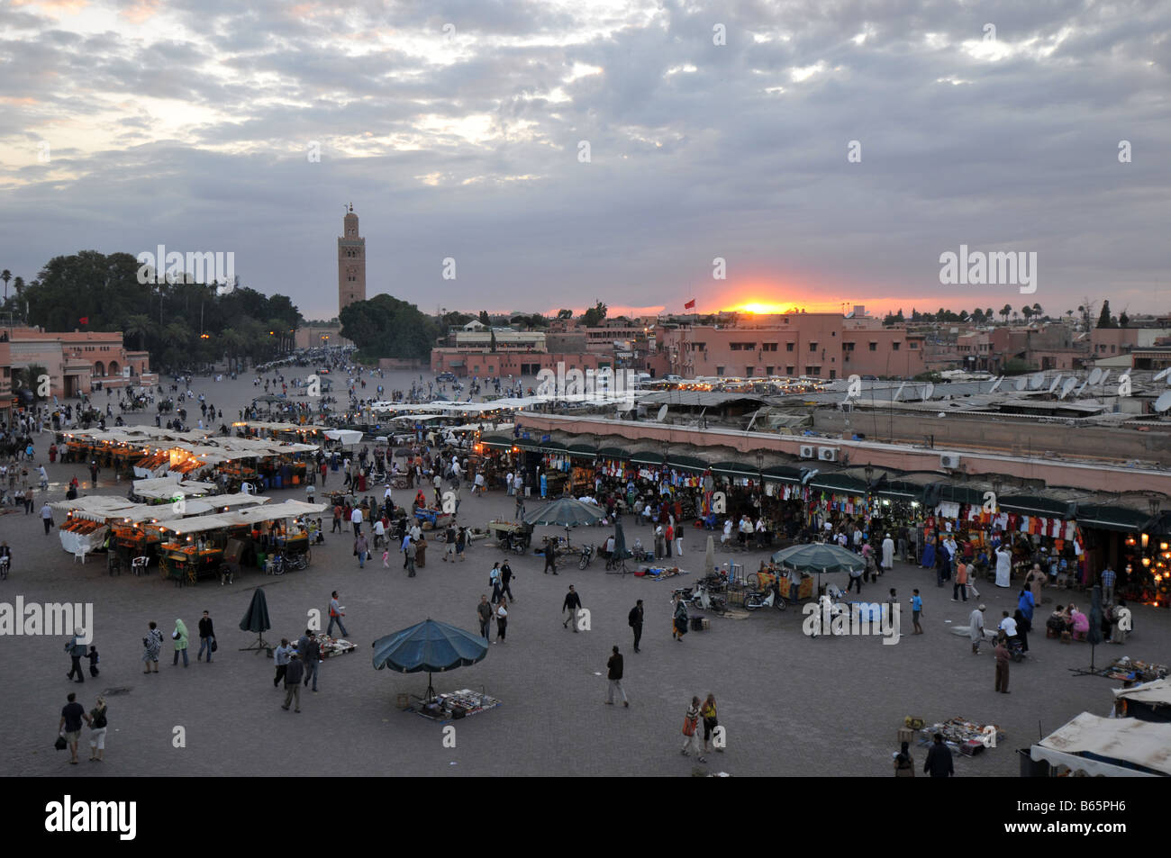 Des stands de nourriture et Koutoubia, Place Djemma el Fna, Marrakash, Maroc Banque D'Images