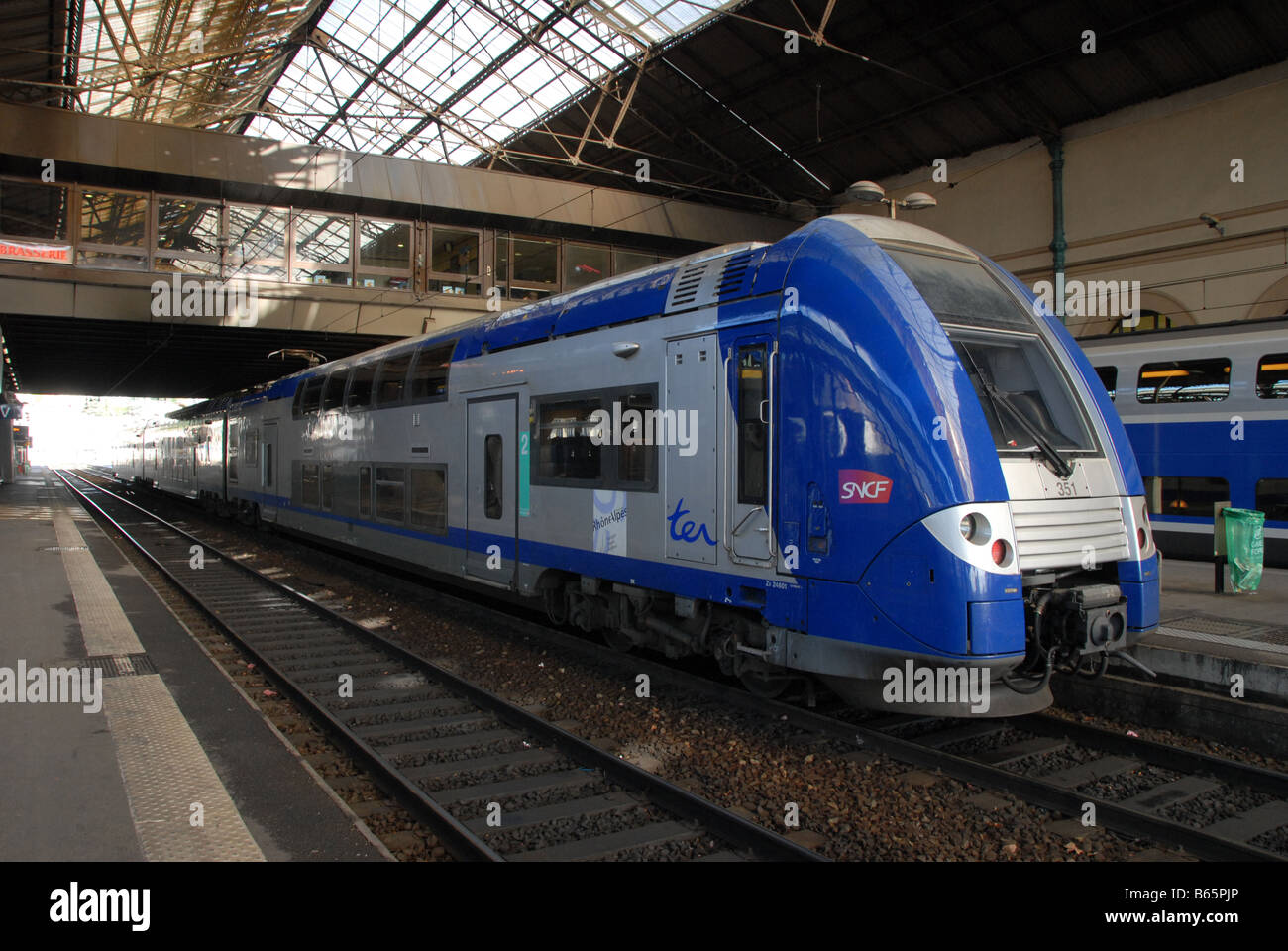 Gare Routière Perrache Rdc Centre D echange Galerie La 69002 Lyon Gare de lyon perrache Banque de photographies et d'images à haute  résolution - Alamy