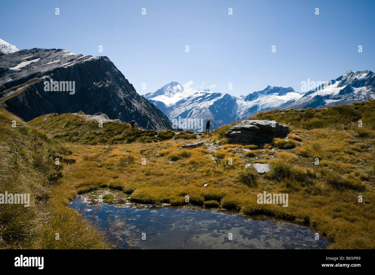 Montez au-dessus de la vallée de Matukituki, depuis la Cascade Saddle, le parc national de Mount Aspiring, South Island, Nouvelle-Zélande Banque D'Images