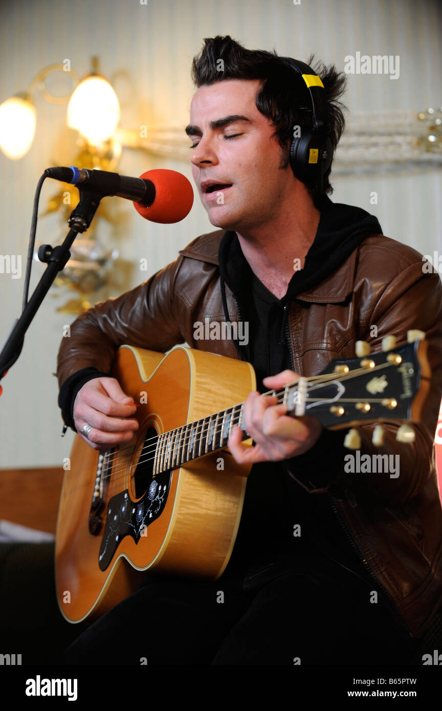 STEREOPHONICS SINGER KELLY JONES AU COURS D'UNE PERFORMANCE SPÉCIALE DE SA VILLE NATALE, CWMAMAN WORKMEN S ET SOCIAL CLUB SOUTH WALES DEC Banque D'Images