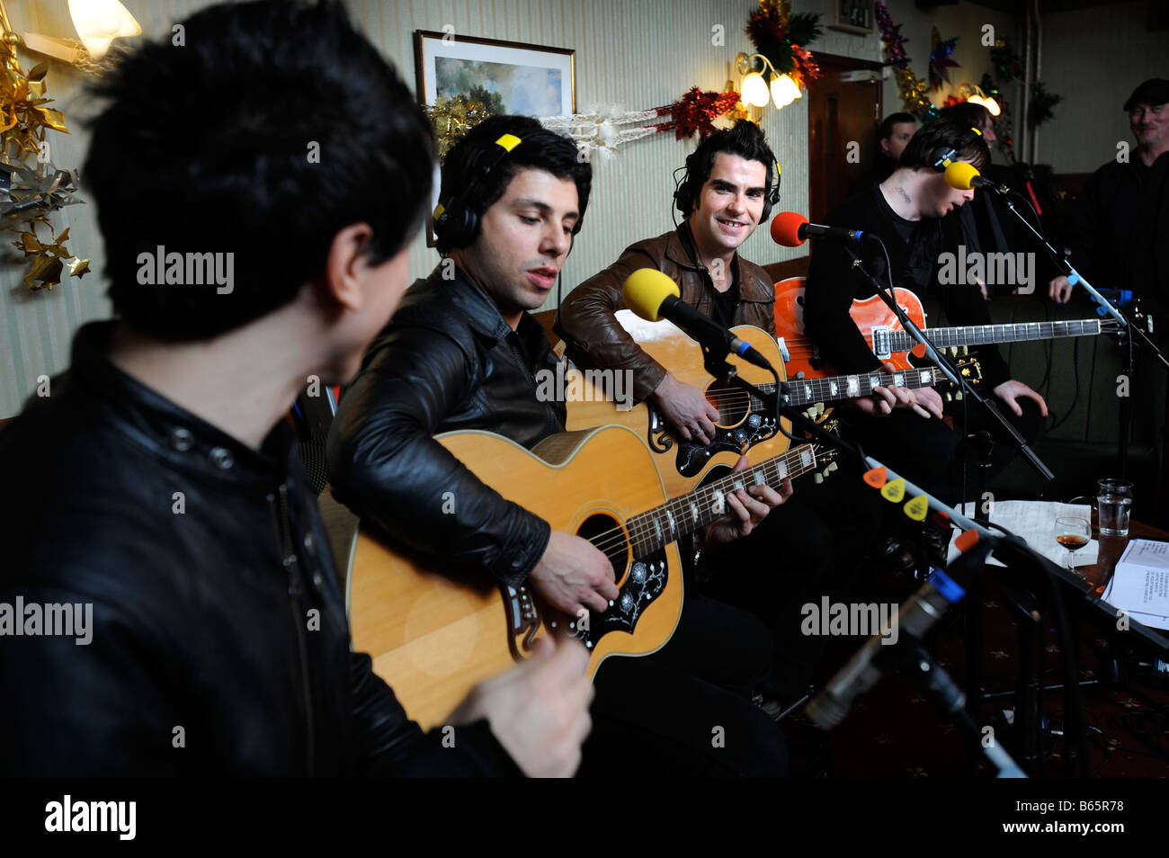 STEREOPHONICS SINGER KELLY JONES AVEC L R JAVIER WEYLER ADAM ZINDANI ET RICHARD JONES DROIT PENDANT UNE PERFORMANCE SPÉCIALE À SA Banque D'Images