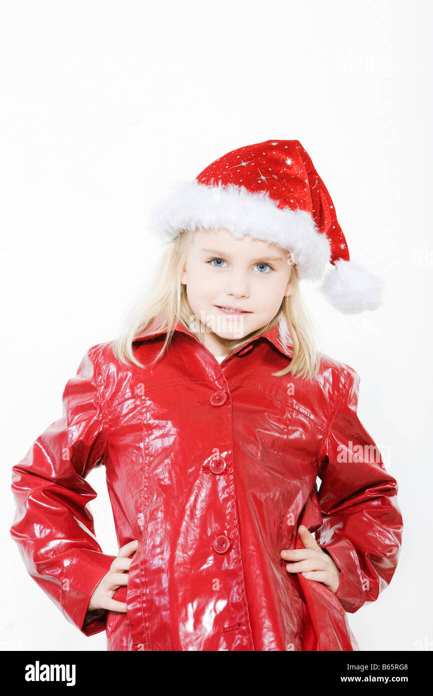 Photo à l'intérieur d'une petite fille la préparation d'arbre de Noël sur fond blanc isolé Banque D'Images