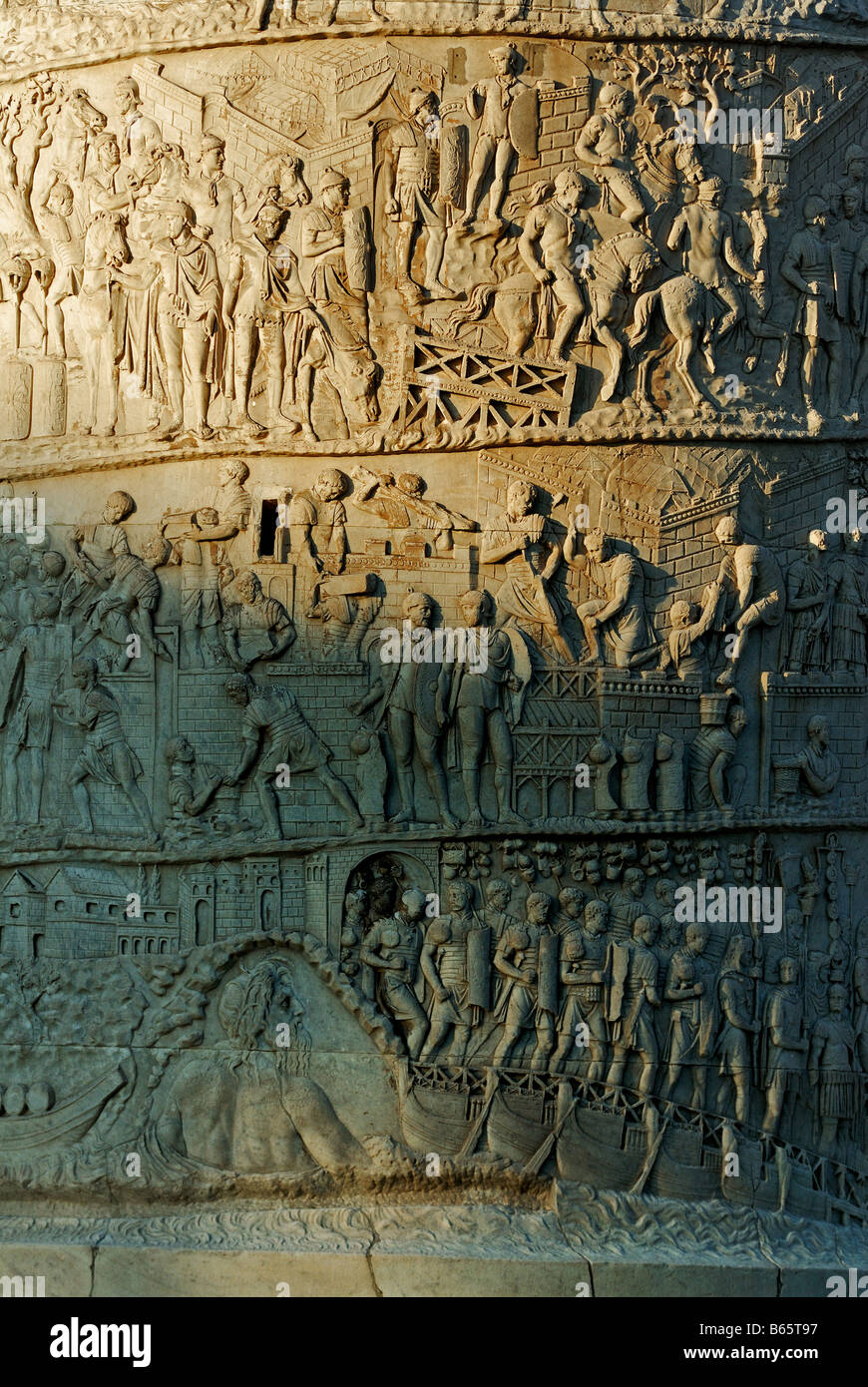 Bas-reliefs de la colonne de Trajan à Rome Banque D'Images