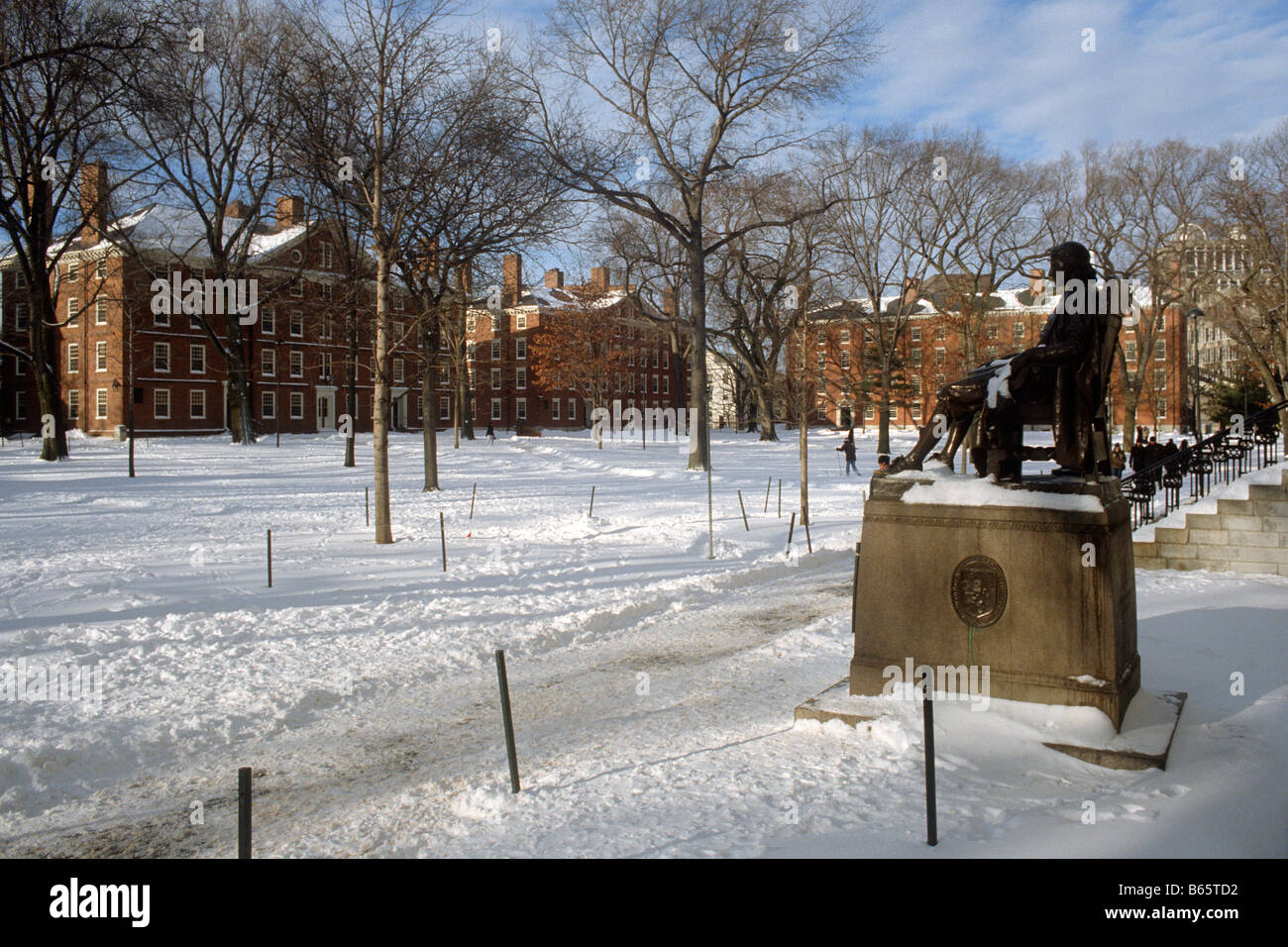 Boston USA Cambridge sculpture en bronze de John Harvard dans l'Université de Harvard gounds Banque D'Images