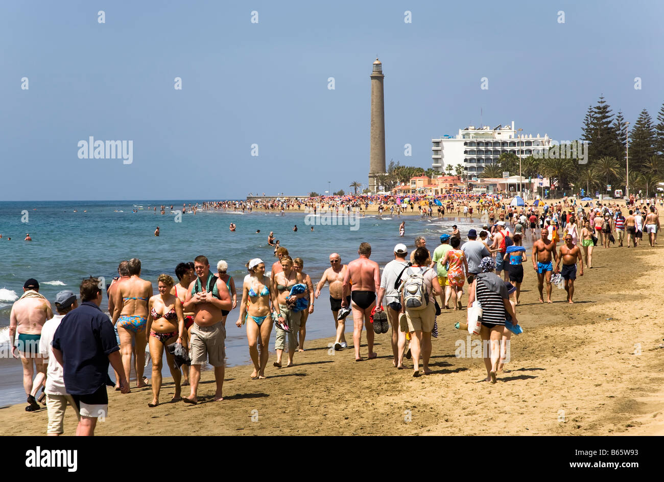 Des foules de touristes walking on beach Maspalomas Gran Canaria Espagne Banque D'Images