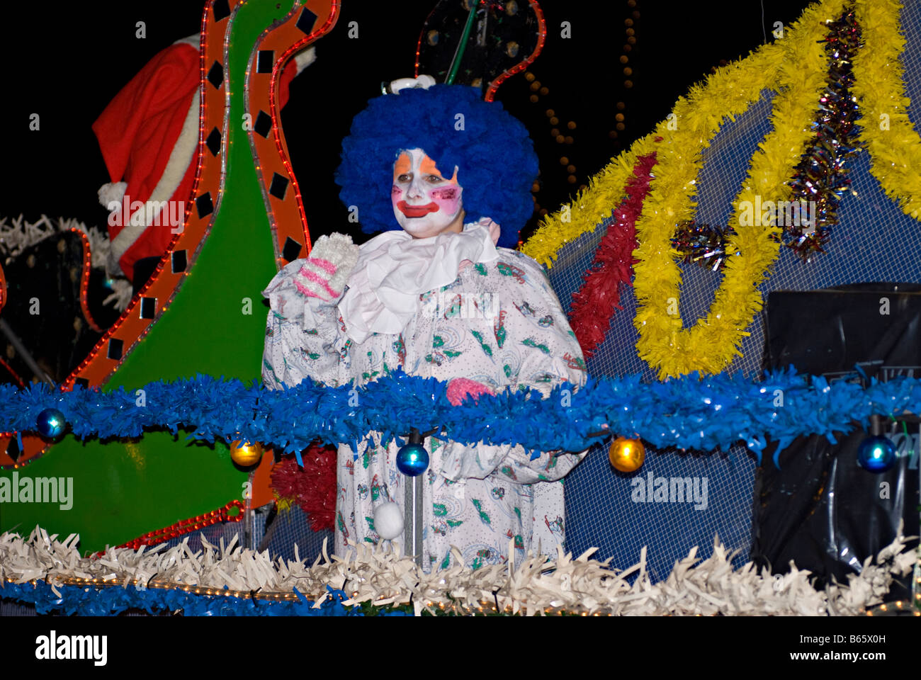 Un clown sur un char décoré lors d'une Parade de Noël. Banque D'Images