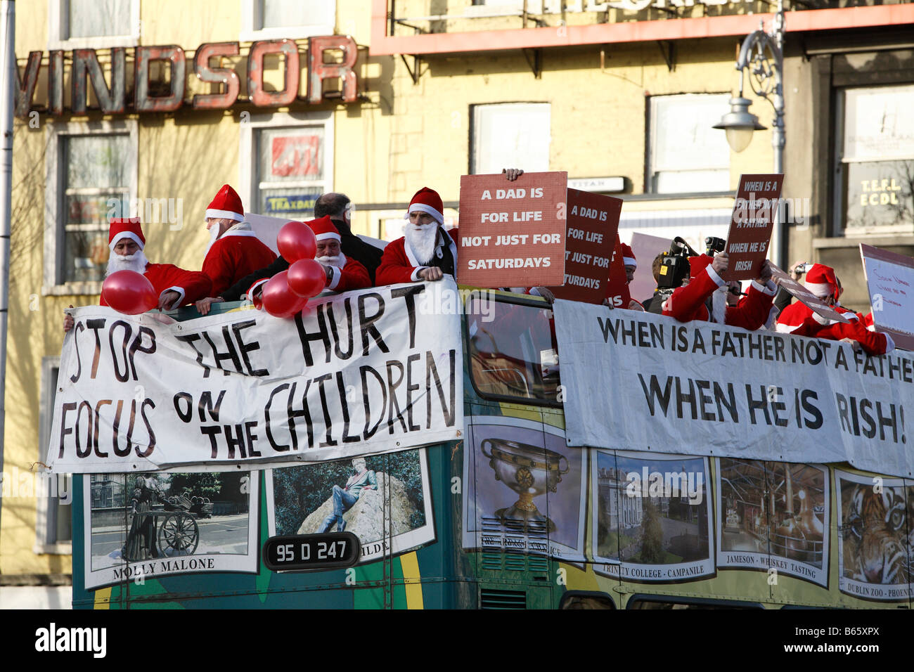 Les manifestants demandent plus de droits pour les pères ayant loué un autobus de la ville à cette fin près de jour de Noël Banque D'Images