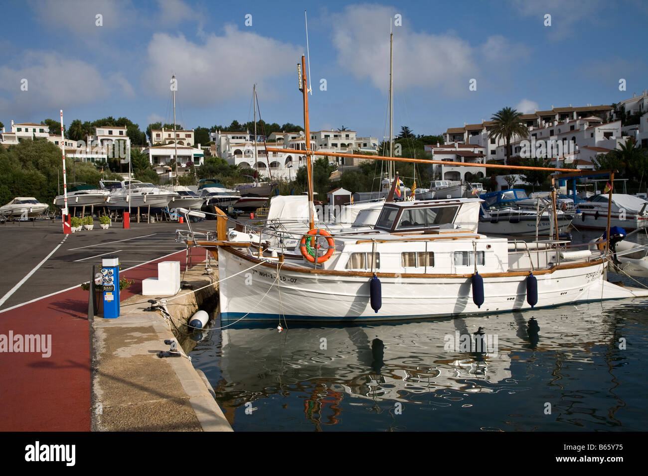 Bateaux dans le port à port d'Addaia, Minorque, Espagne. Banque D'Images