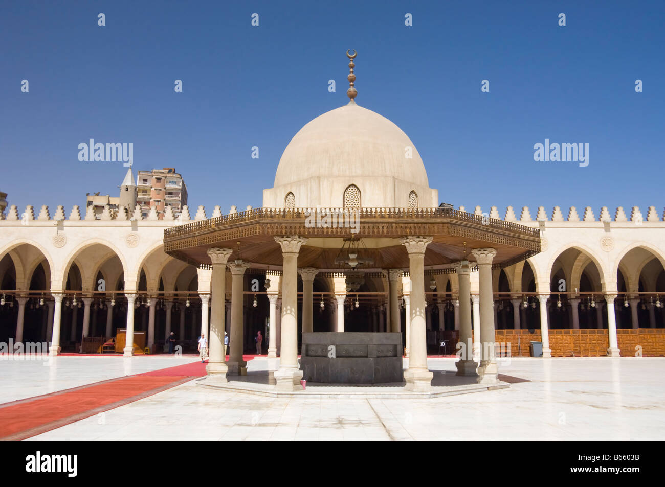 La cour centrale et l'abolution fontaine de la mosquée bleue de la ram ou à  la mosquée de Amr Ibn El As dans le centre du Caire Egypte Photo Stock -  Alamy