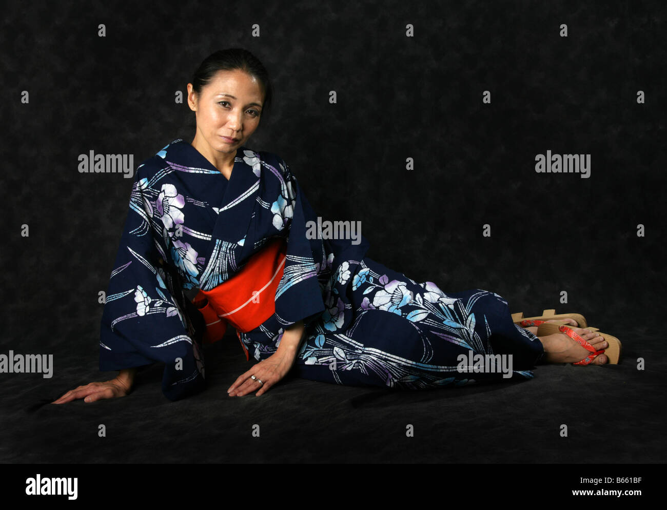 Femme japonaise dans un kimono bleu Banque D'Images