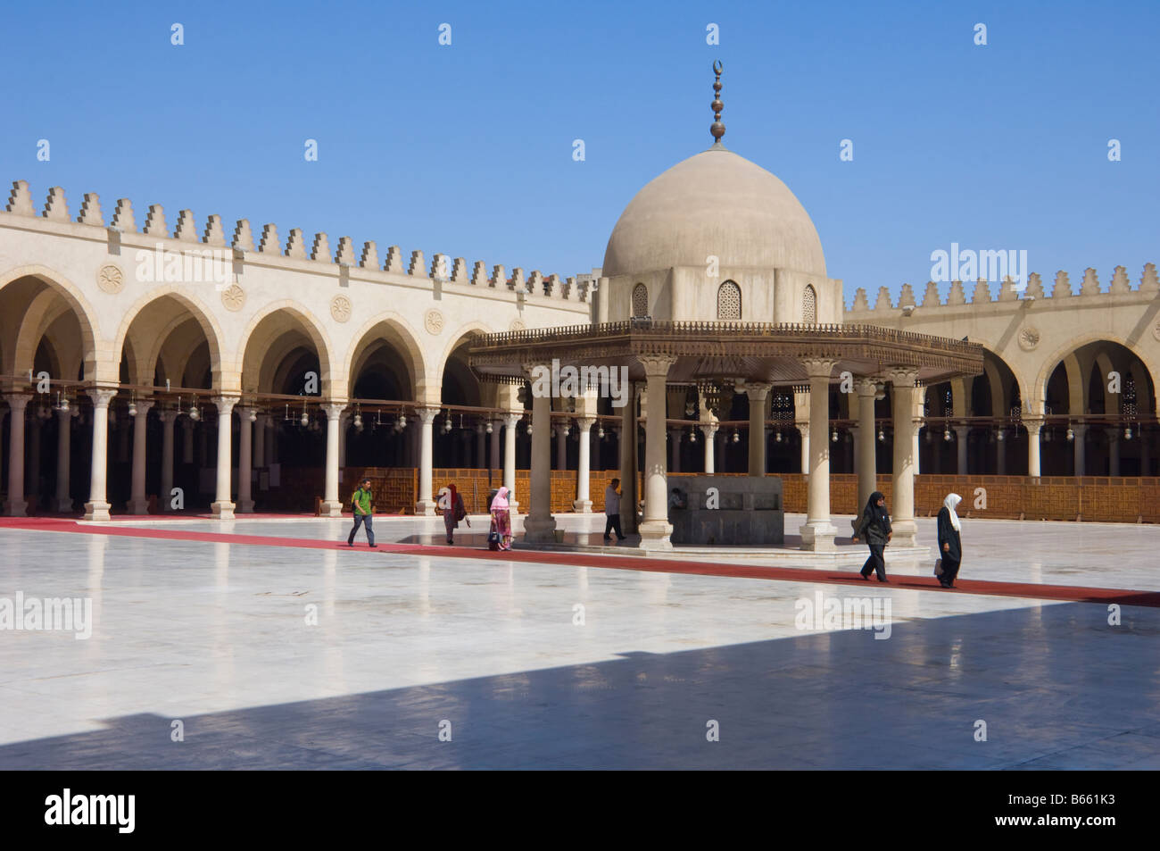 La cour centrale et l'abolution fontaine de la mosquée bleue de la ram ou à  la mosquée de Amr Ibn El As dans le centre du Caire Egypte Photo Stock -  Alamy