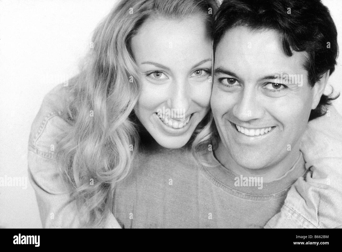Young couple smiling, portrait, B&W Banque D'Images