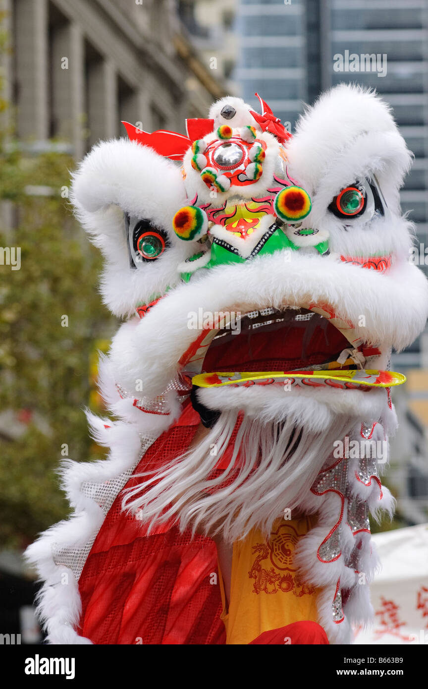 Danse du dragon dans le défilé du Nouvel an chinois. Banque D'Images