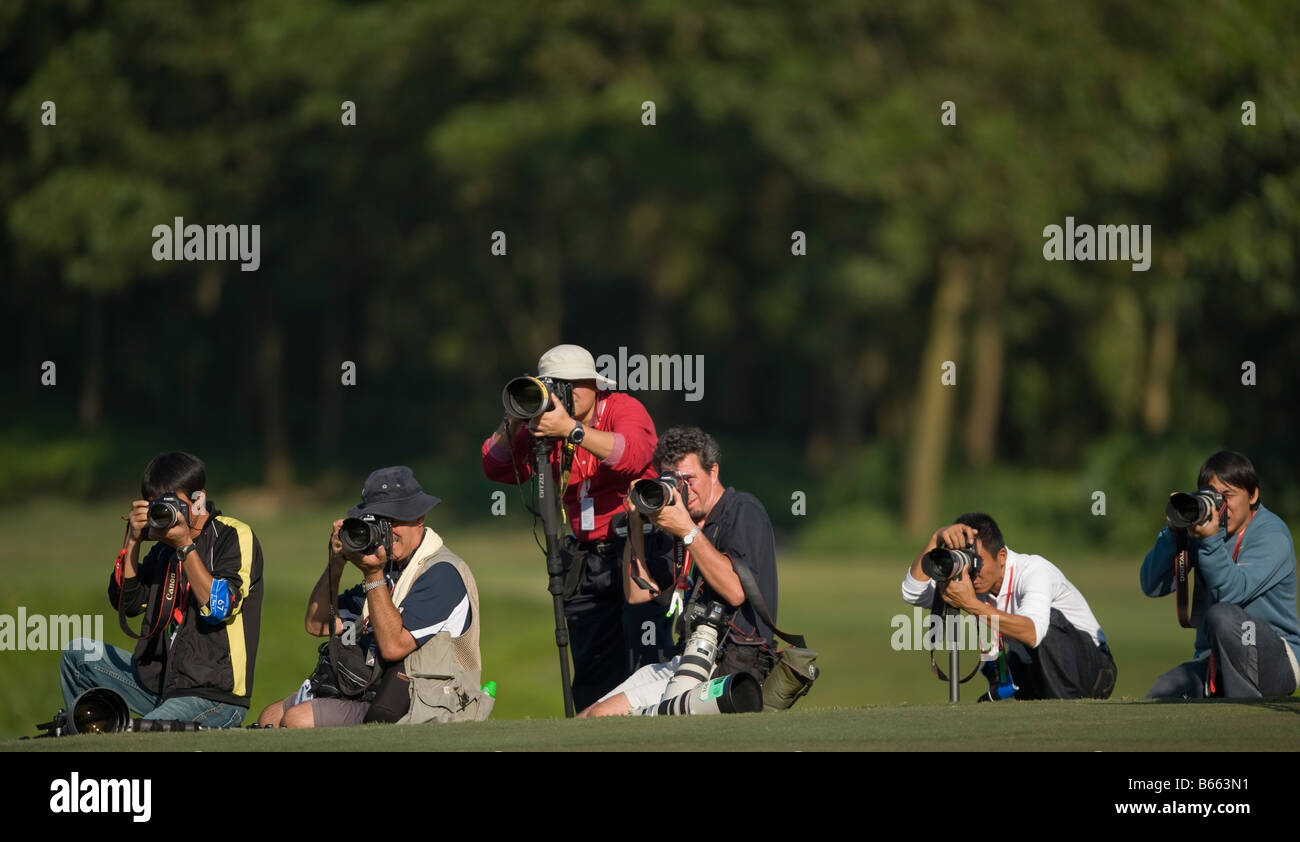 Travail des photographes lors de la troisième ronde de la 54e à la Coupe du monde golf Olazabal course à Mission Hills Resort Banque D'Images