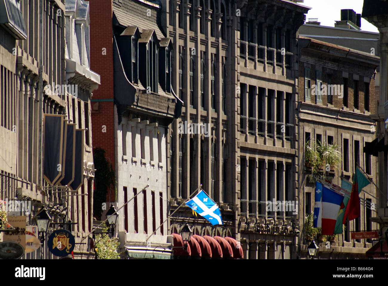 Vieux bâtiments français et drapeau du Québec sur la Rue Saint Paul dans le Vieux Montréal, Québec, Canada Banque D'Images